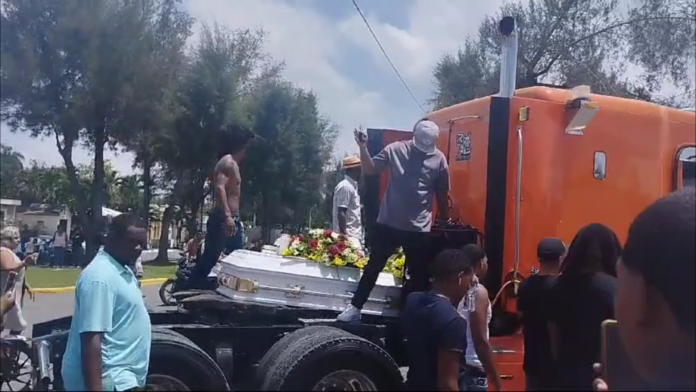 A ritmo de bocinas de patanas entierran a Richard Estrella Arias, acusado de asaltar el Banco Popular