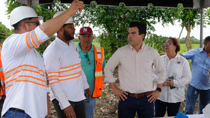 Director de INAPA Wellington Arnaud se reúne con contratistas