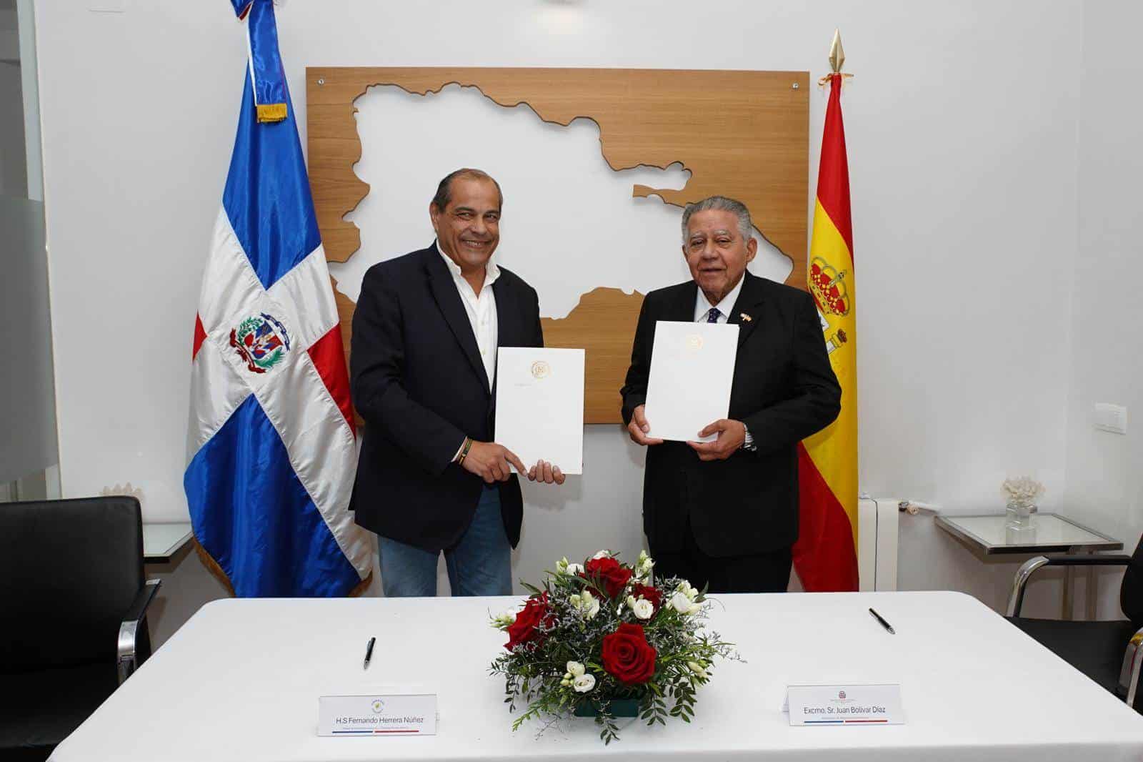 Al acto protocolario de las firmas de los Convenios asistieron también los miembros del equipo de la Embajada de República Dominicana en España.