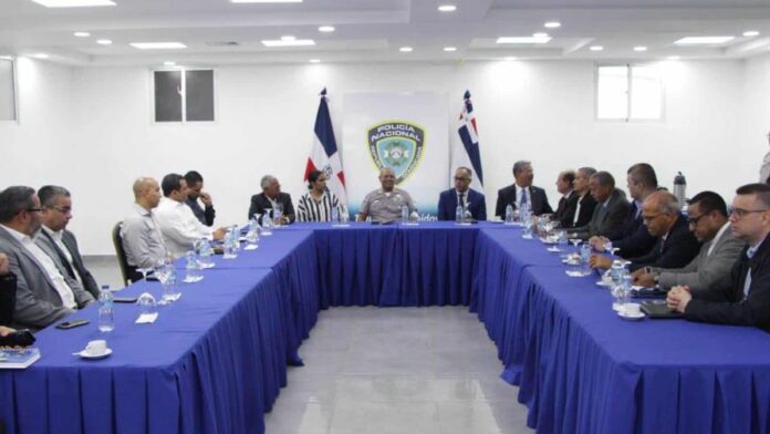 Encuentro del director de la Policía con miembros de seguridad de los bancos Entidades bancarias y Policía Nacional acuerdan reforzar la seguridad