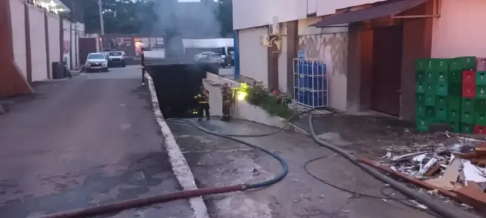 Más de una docena de vehículos resultaron afectados por incendio en Santiago