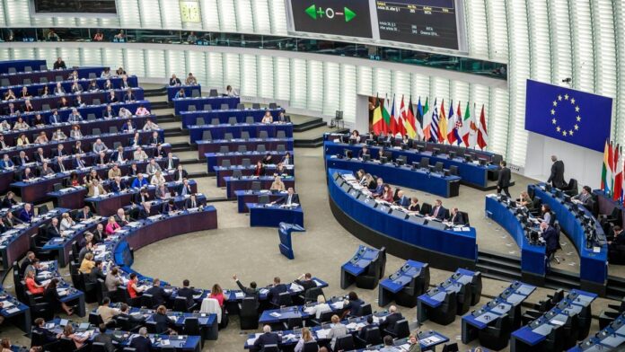 La centroderecha refuerza su mayoría en el Parlamento Europeo mientras que la extrema derecha avanza