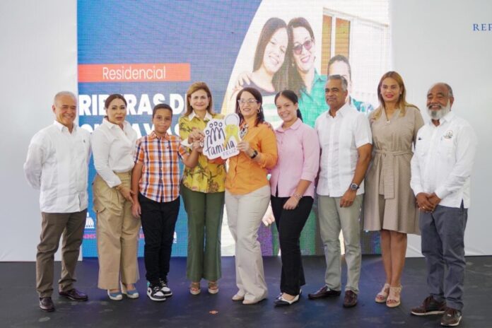 La vicepresidenta Raquel Peña, encabezo la entrega de 104 apartamentos en La Romana