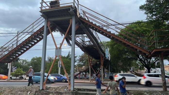 MOPC desmonta puente peatonal dañado en Sábana Perdida (Foto: Fuente externa)