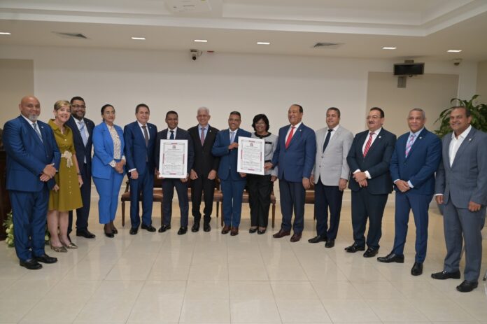 Senado reconoce trayectorias de los humoristas Miguel Céspedes y Raymond Pozo