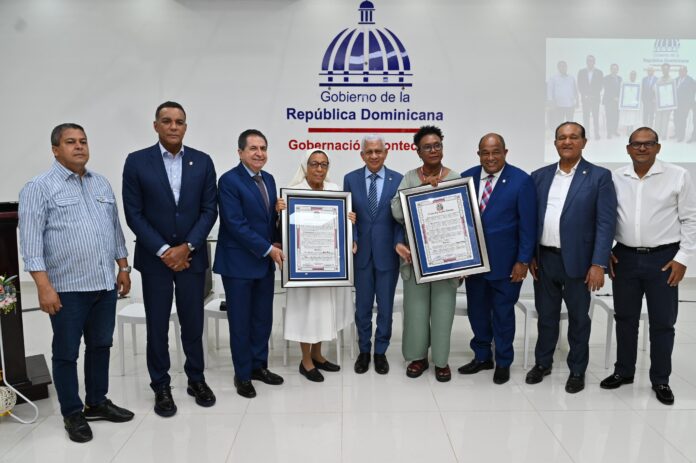 Senado reconoce a Xiomara Fortuna y al Centro Educativo San José en su 82 aniversario