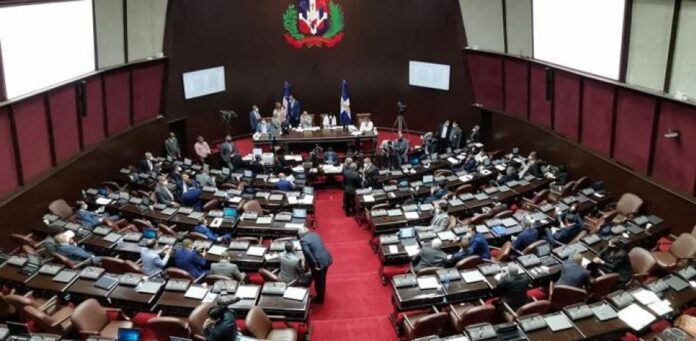 Propuesta de reducir a 137 la matrícula de diputados genera debate en el Congreso Nacional