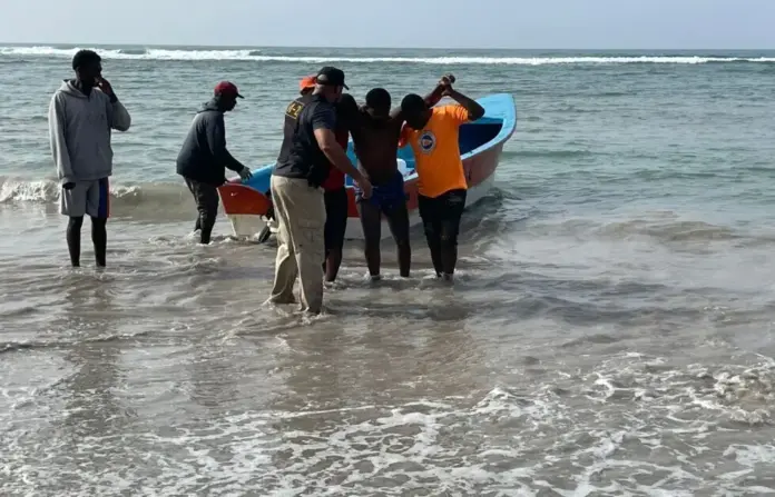 Naufragio de una yola en playa El Pescador deja al menos 5 fallecidos y 43 sobrevivientes Naufragio de una yola en playa El Pescador deja al menos 5 fallecidos y 43 sobrevivientes