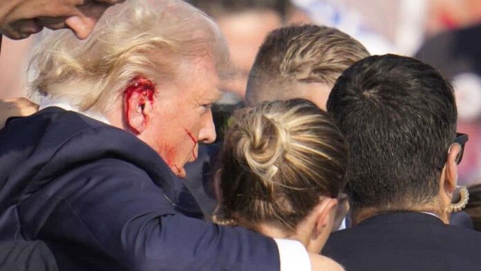Atentado a Donald Trump: El candidato presidencial republicano es rodeado por agentes del Servicio Secreto de los Estados Unidos mientras lo ayudan a bajar del escenario en un mitin de campaña en Butler, Pensilvania, el sábado 13 de julio de 2024. (AP)