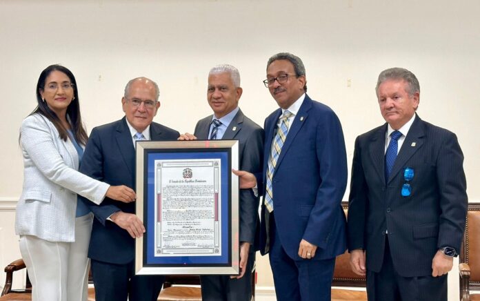 Senado reconoce al doctor Jesús Feris Iglesias por su destacada trayectoria académica y profesional