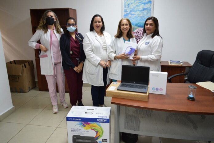 El donativo, valorado en US$10,000, fue recibido por la subdirectora del centro de salud