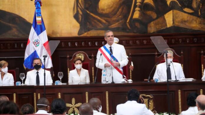 Congreso aprueba juramentación de Abinader y Raquel sea en Teatro Nacional