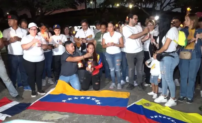 La comunidad venezolana en Santiago realiza vigilia de oración para que retorne la paz, la libertad y el orden político con el reconocimiento del triunfo de la oposición