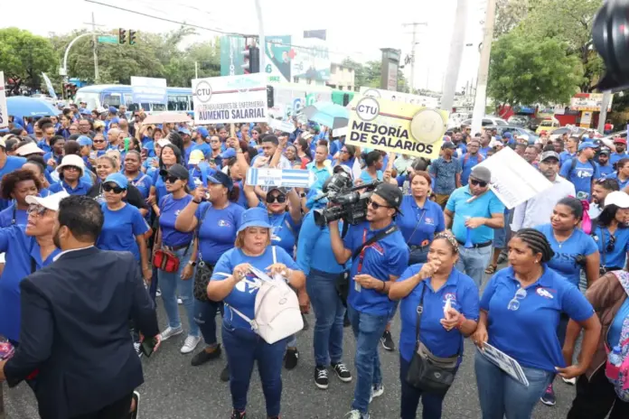 Maestros protestan por reivindicaciones