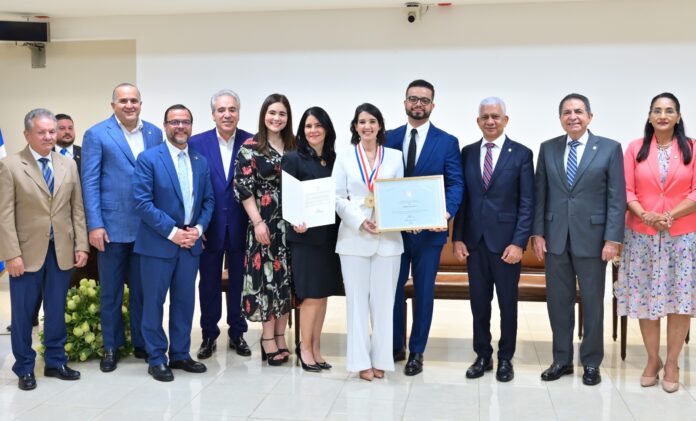 Senador por NY reconoce periodista Jessica Hasbún con «Premio al Servicio Voluntario»