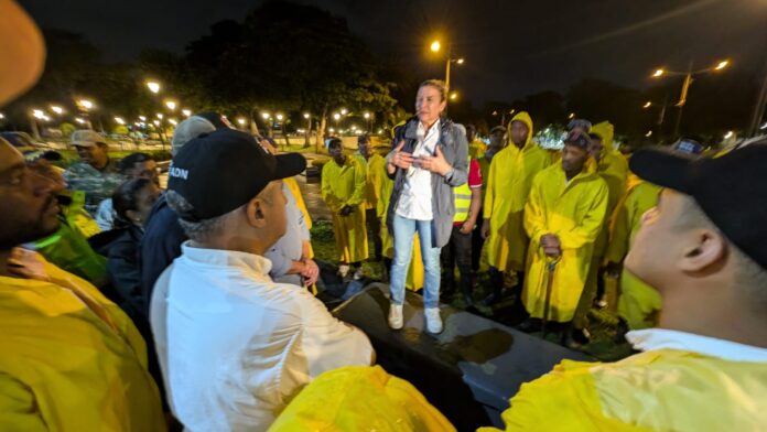 Carolina Mejía coordina hasta altas horas de la noche acciones para recuperar normalidad en el malecón
