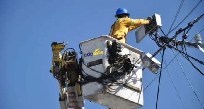 Distribuidoras de electricidad actúan para restaurar servicio tras los efectos de Beryl