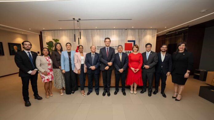 ABA expone a la misión del FMI resultados del sector bancario e iniciativas institucionales