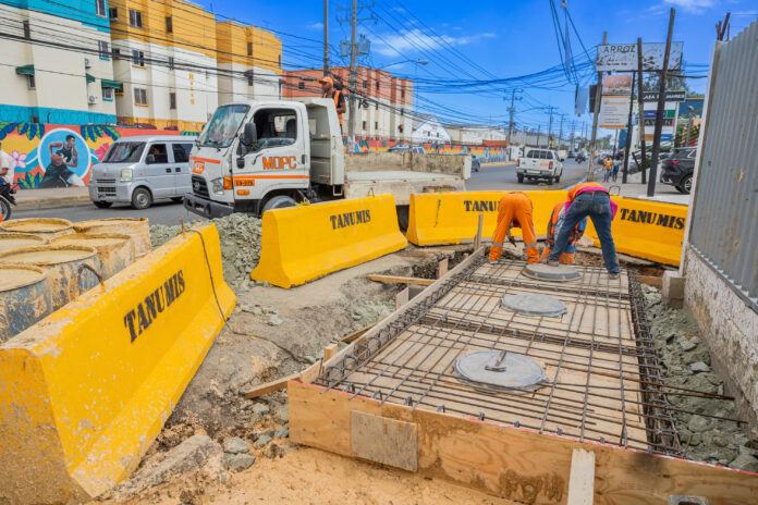 MOPC construye imbornales para corregir falla en drenaje de la avenida Isabel Aguiar 