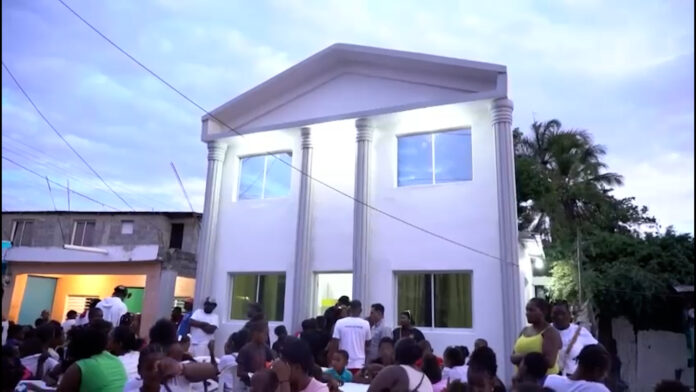 Entregan tres viviendas amuebladas a parientes de la medallista olímpica Marileidy Paulino