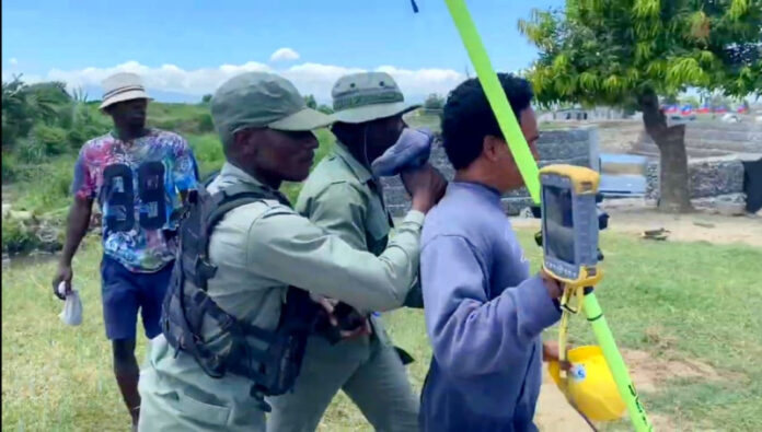 Autoridades haitianas entregan topógrafo dominicano que fue apresado en la frontera Autoridades haitianas entregan topógrafo dominicano que fue apresado en la frontera