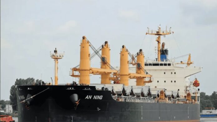 El buque Xin An Ning, de bandera China, prosigue su ruta al puerto dominicano de Río Haina, cerca de Santo Domingo, con los tres rescatados.