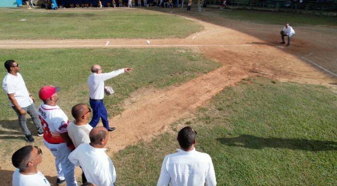 Director del IDOPPRIL lanza primera bola en torneo de béisbol en La Vega