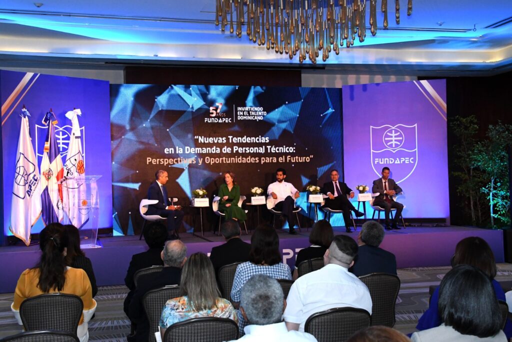 Celebran Panel sobre Nuevas Tendencias en la Demanda de Personal