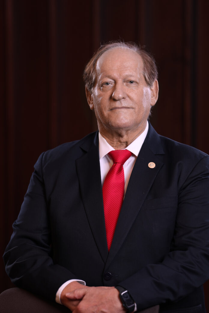 En un ensayo publicado en la revista ABANCE, Manuel González entiende que es recomendable comenzar un proceso de adopción de Basilea III (reformada o Basilea IV), de manera gradual, ordenada y adecuada en el tiempo.