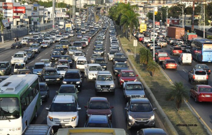 Caos en el tránsito por inicio de clases genera quejas de conductores