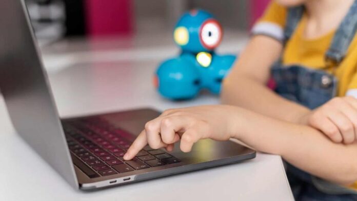 En el regreso a clases considera utilizar aplicaciones de toma de notas como Microsoft OneNote o Evernote. (FREEPIK)