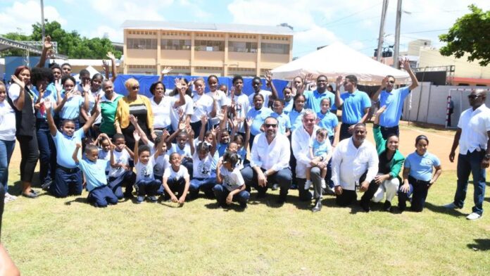 El director ejecutivo del INEFI, Alberto Rodríguez Mella, junto a estudiantes y profesores del liceo Víctor Garrido Puello, tras hacer entrega del estadio de béisbol de ese centro educativo ubicado en el sector INVI, en el Distrito Nacional. (FUENTE EXTERNA)