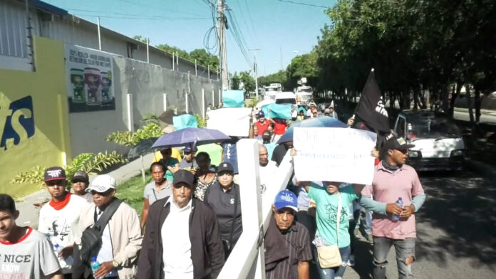 Residentes de la comunidad la Finca de Ácibaen Santiago marcharon en demanda de la construcción de su carretera