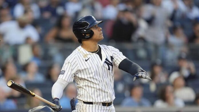 Juan Soto, de los Yankees de Nueva York, batea su jonrón de dos carreras durante la primera entrada de un partido de béisbol contra los Cleveland Guardians, el miércoles 21 de agosto de 2024, en Nueva York. (AP)