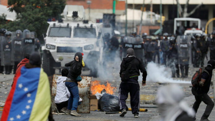 Las manifestaciones que comenzaron la madrugada del lunes 29 después de que Maduro fuera anunciado como ganador de la contienda, han sido severamente reprimidas por las fuerzas del gobierno. Las manifestaciones que comenzaron la madrugada del lunes 29 después de que Maduro fuera anunciado como ganador de la contienda, han sido severamente reprimidas por las fuerzas del gobierno.