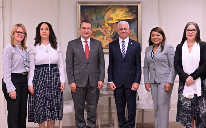 Ricardo de los Santos recibe de presidente JCE y representantes PNUD propuesta para capacitar legisladoras