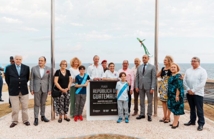 La plaza fue entregada como símbolo de la hermandad que une a los dos países