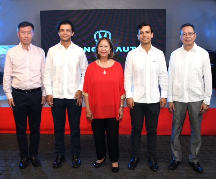 Yeuk Fai Cheung, Juan José Castillo Bellapart, Rosa NG, Práxedes Castillo Bellapart y Armando Joa Yeuk Fai Cheung, Juan José Castillo Bellapart, Rosa NG, Práxedes Castillo Bellapart y Armando Joa