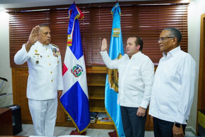 Ministro de la Presidencia juramenta al nuevo director de Migración.