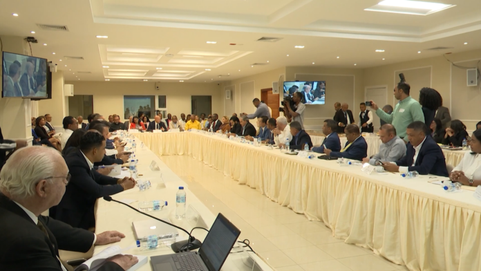 Legisladores aprueban informe favorable sobre proyecto que declara la necesidad de una modificación a la Constitución