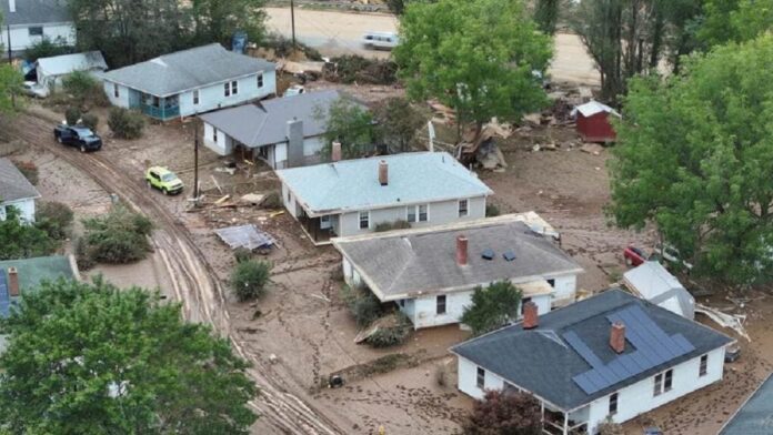 Una vista de dron muestra casas en una zona dañada, tras el paso del huracán Helene, en Swannanoa, Carolina del Norte, EE.UU. (REUTERS/MARCO BELLO) Una vista de dron muestra casas en una zona dañada, tras el paso del huracán Helene, en Swannanoa, Carolina del Norte, EE.UU. (REUTERS/MARCO BELLO)