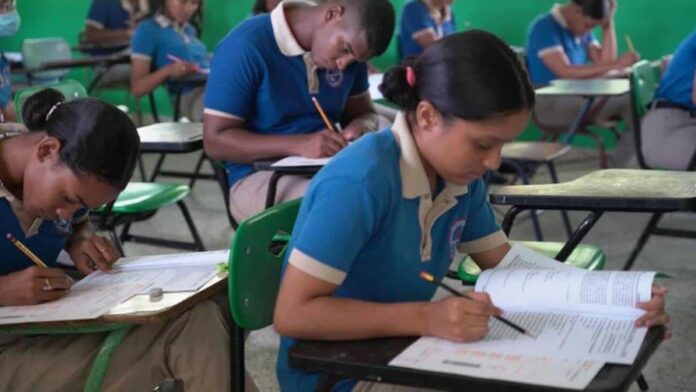 Calificaciones promedio en la modalidad de adultos fue baja, al ser inferior a 17 puntos en todas las asignaturas Calificaciones promedio en la modalidad de adultos fue baja, al ser inferior a 17 puntos en todas las asignaturas