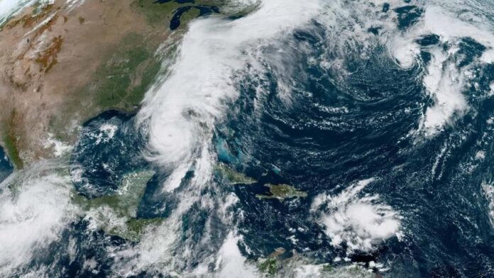 El huracán Helene se fortaleció durante la mañana de este jueves hasta casi alcanzar la categoría 3 en la escala Saffir-Simpson y mientras prosigue su avance hacia Florida, informó el Centro Nacional de Huracanes (NHC, en inglés) de EE.UU. (EFE/NOAA-NHC)