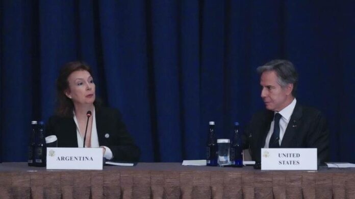 La ministra de Relaciones Exteriores argentina, Diana Morino, habla mientras el secretario de Estado de Estados Unidos, Antony Blinken, escucha en una reunión ministerial sobre cómo abordar la crisis en Venezuela el jueves 26 de septiembre de 2024 en Nueva York. (AP)