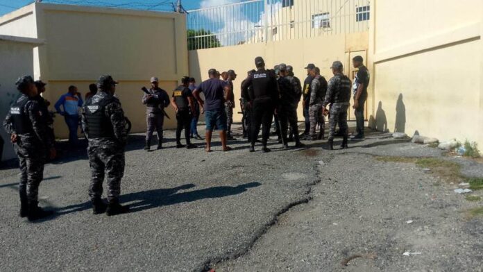Autoridades aun no explicar como reo en cárcel 15 de Azua obtuvo un arma de fuego