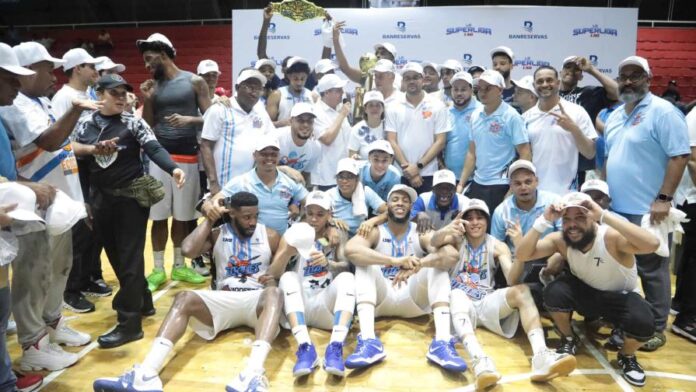 Los Titanes del Distrito Nacional celebran luego de vencer por barrida a los Reales de La Vega en la final de la LNB.