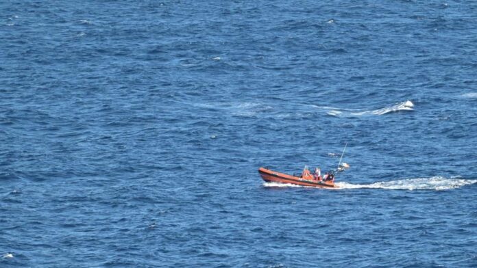 111 migrantes fueron obligados a saltar al agua por traficantes cuando iban de Yemen a Yibuti en dos embarcaciones en el mar Rojo (EFE)