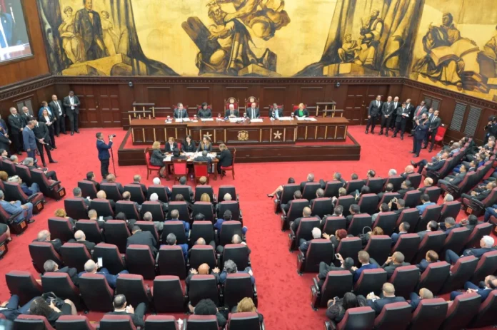 Proclamación de la nueva Constitución enfrenta a legisladores de oposición y oficialistas