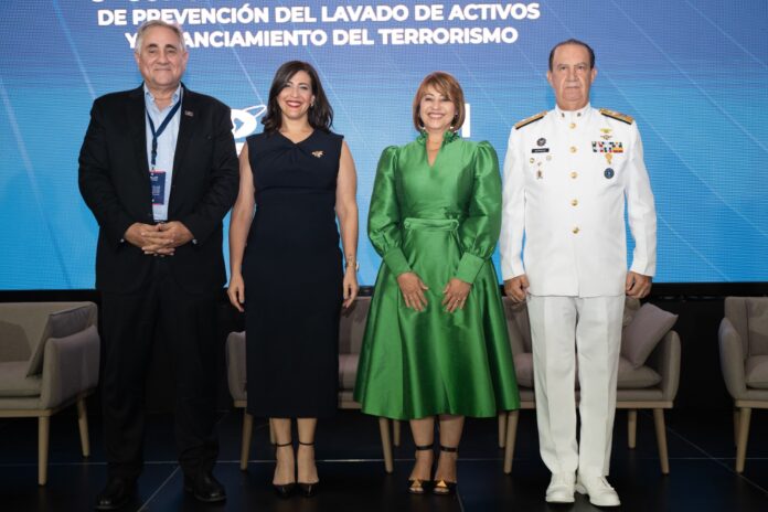 Giorgio Trettenero, Lidia UrenŢa, Rosanna Ruiz y el vicealmirante Ramoěn Gustavo Betances