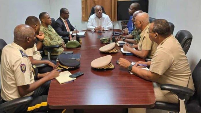 Garry Conille participó en una reunión de alto nivel con los altos mandos militares